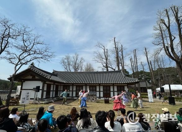 봄 벚꽃과 함께한 공연 ‘옹칼의 비밀’
