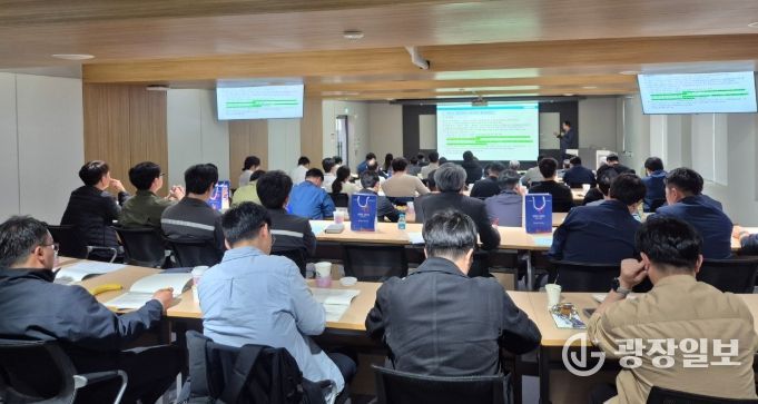 경주시는 3일 동국대학교 WISE캠퍼스에서 지역 기업 인사노무 담당자들을 대상으로 노동법 교육을 실시했다