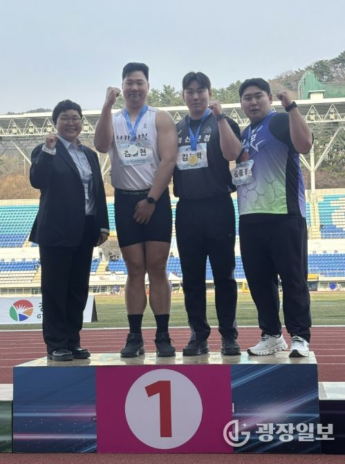 김동혁 선수(왼쪽에서 세번째)