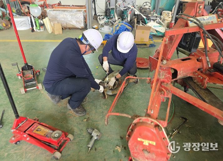 강진군 농기계 임대사업소에서 근무자들이 출고 전 임대 농기계를 점검하고 있다.