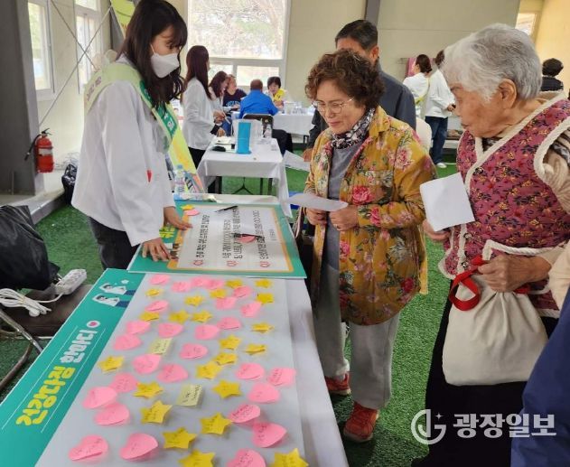 군민들에게 비만예방 캠페인에 대해 설명하고 있다.