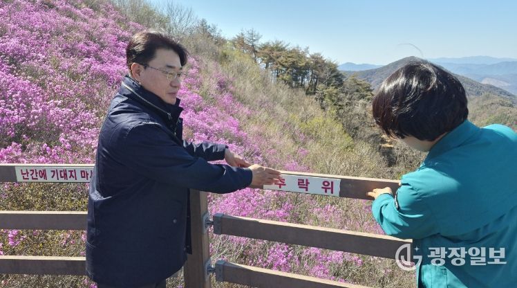이정곤 부시장이 제15회 종남산 진달래 축제 준비 현장을 방문해 안전 점검을 하고 있다.
