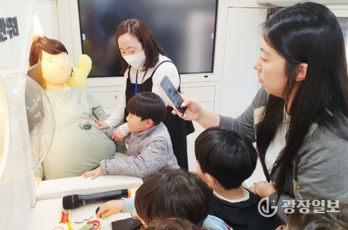 이동형 체험 성교육 ‘아이성큼’ 버스 운영