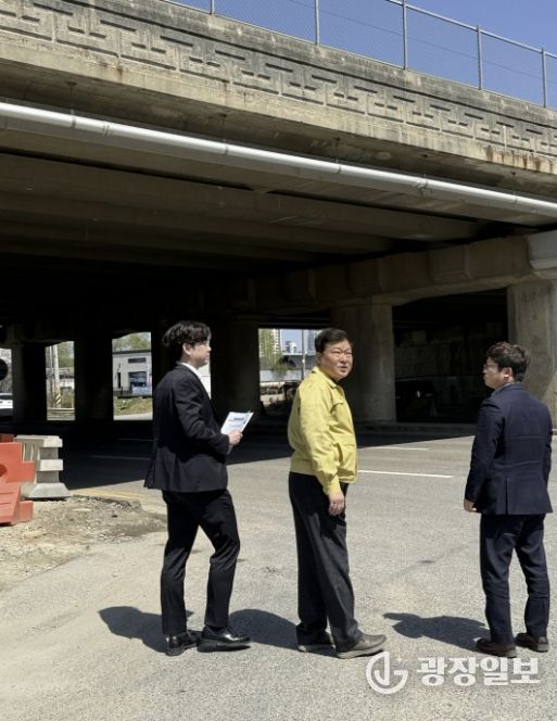 박승삼 시흥시장 권한대행이 침수우려도로를 현장점검하고 있다