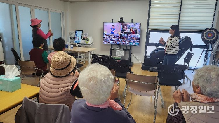 스마트경로당에서 양방향 화상 장비를 활용해 체조교실을 운영하고 있다.