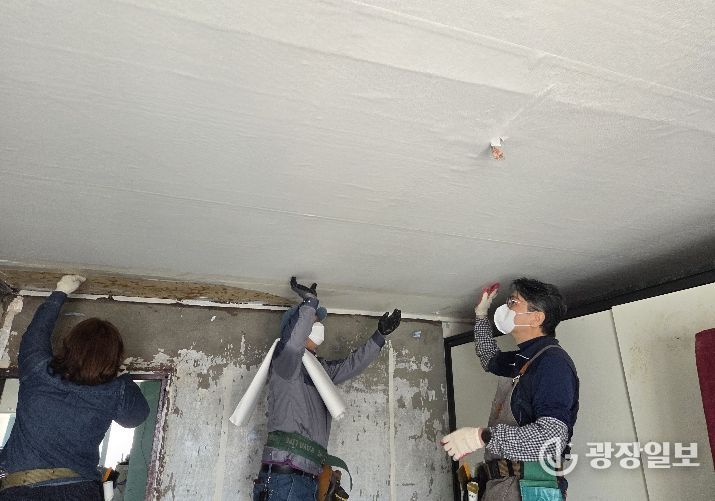 부안군 평생학습 동아리 ‘손길모아’ 도배봉사단, 주거환경 개선 봉사 실시