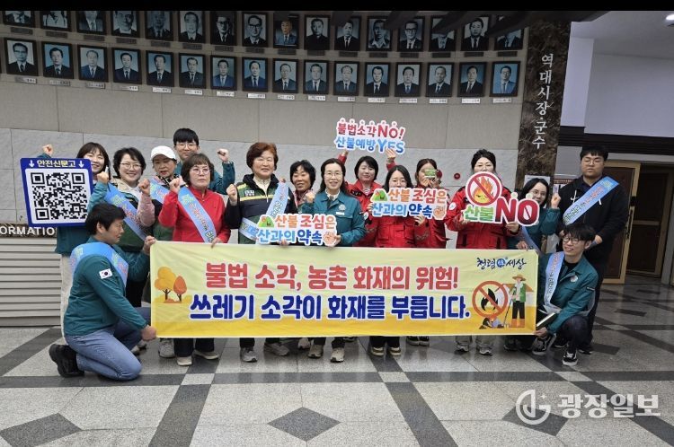 시청 대강당에서 노인대학 수강생과 시민들을 대상으로 캠페인을 실시한 후, 참여 기관 관계자들이 기념 촬영을 하고 있다.