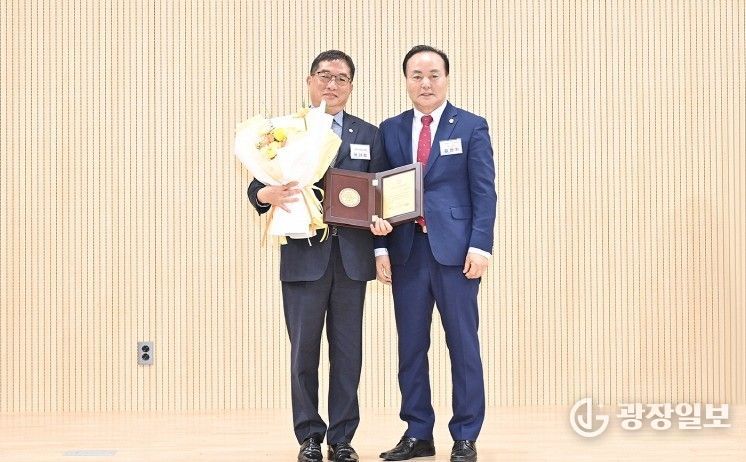 박대성 파주시의회 의장, 지방의정봉사상 수상