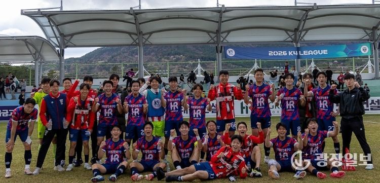 기장군민축구단이 시즌 첫 승을 거두고 기념촬영을 하고 있다.