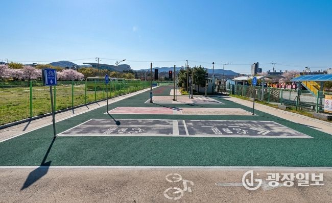 경주 황성공원 내 어린이 자전거 안전교육장에서 교통표지판과 횡단보도 등이 설치된 실외 교육 트랙 모습.