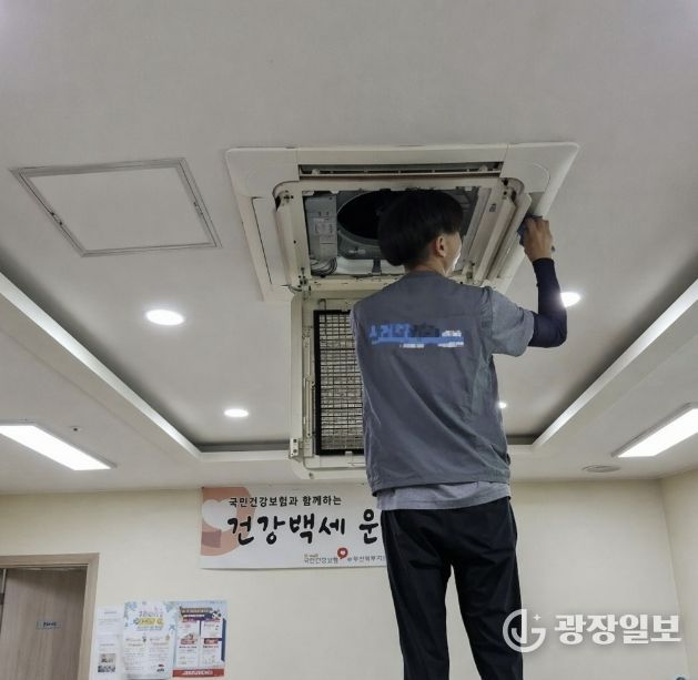 “여름 더위잡는다” 수원시 권선구, 경로당(무더위쉼터) 냉방기 점검·청소 실시