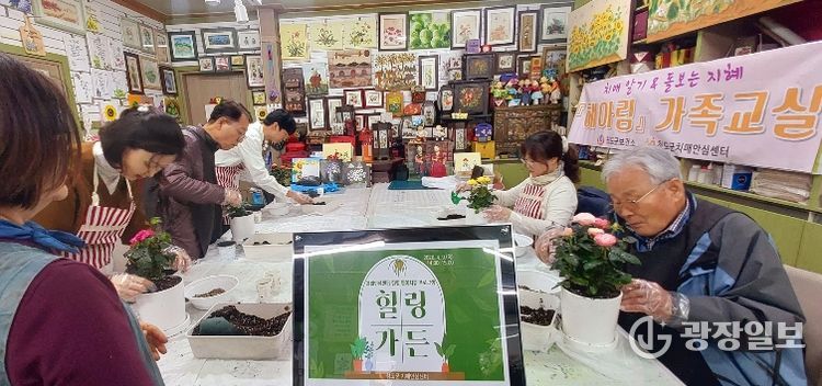 청도군, 치매가족 대상 원예치유 프로그램‘힐링가든’운영(청도시장 내 _해바라기공예체험장_)