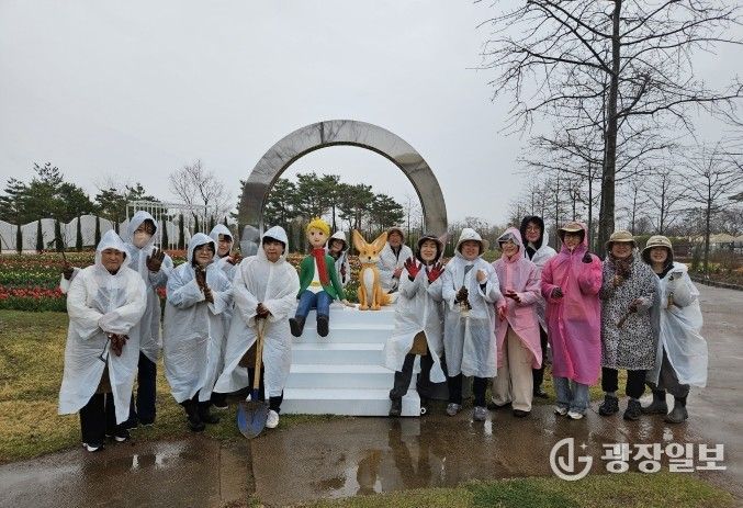 평택시민정원사, 봄비 속 봄꽃 심기로 정원에 생기 더해
