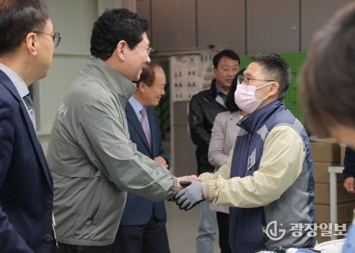 이상일 용인특례시장이 10일 성만원을 방문해 관계자들과 인사를 나누고 있다