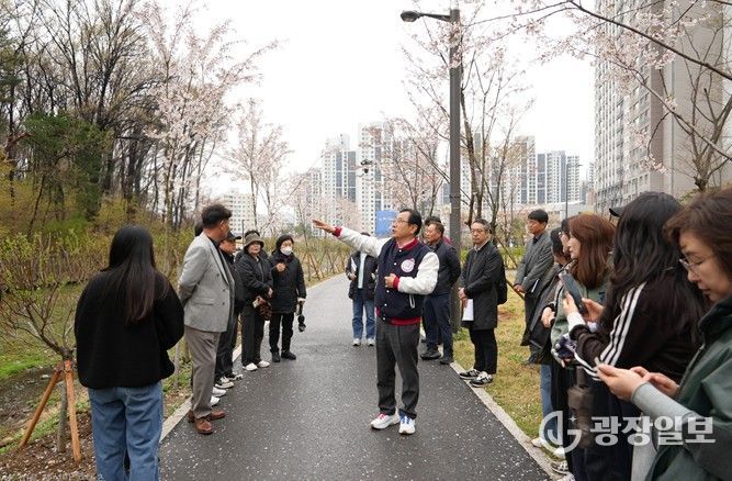 10일 오후 이현재 하남시장과 관계 부서 공무원, 감일총연합회 및 각 단지 입주자대표회의 관계자 등 시민 약 20명이 참석한 가운데 감일지구 현장점검이 진행되고 있다.