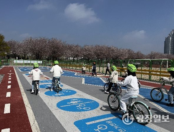 수원시가 만석공원 자전거교육장에서 ‘자전거 안전교육’을 운영하고 있다.