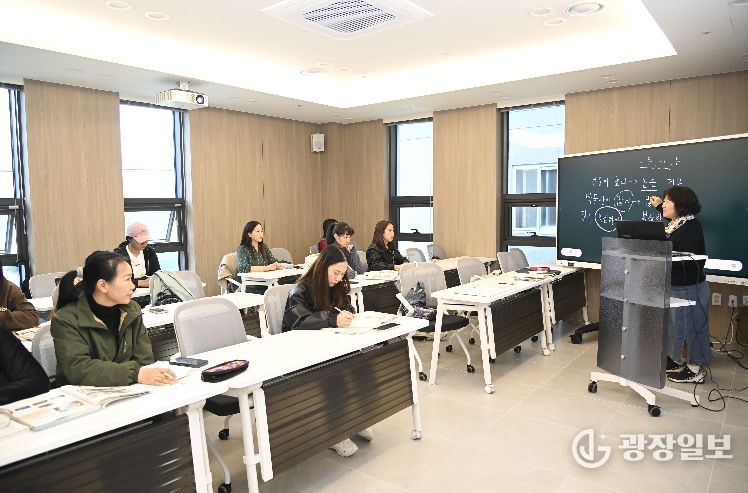 달성글로벌센터 운영 개시 사진 2(4월 9일 달성글로벌센터를 찾은 외국인 수강생들이 한국어 초급반 수업에 집중하고 있다.)