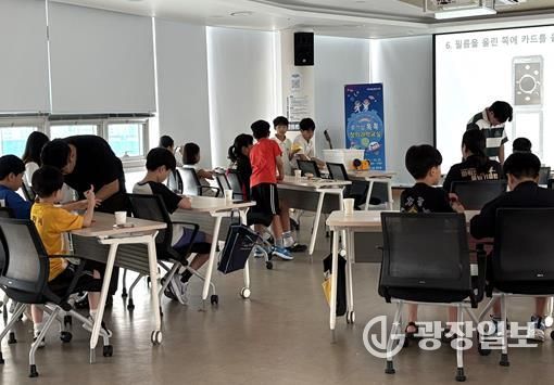 “2025년 ‘호기심 톡톡 창의과학교실’ 2기 운영 모습. 천체·우주항공 분야 체험형 과학교육 프로그램에 참여한 학생들이 다양한 실습 활동을 통해 과학 원리를 배우고 있다.”