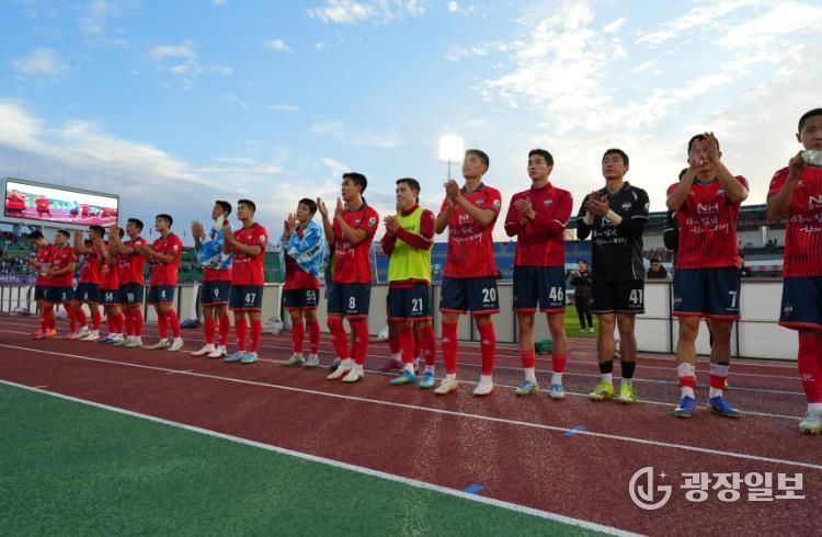 4월 12일 안양전 홈경기에서 김천상무 선수단이 경기 후 홈관중에게 인사하고 있다