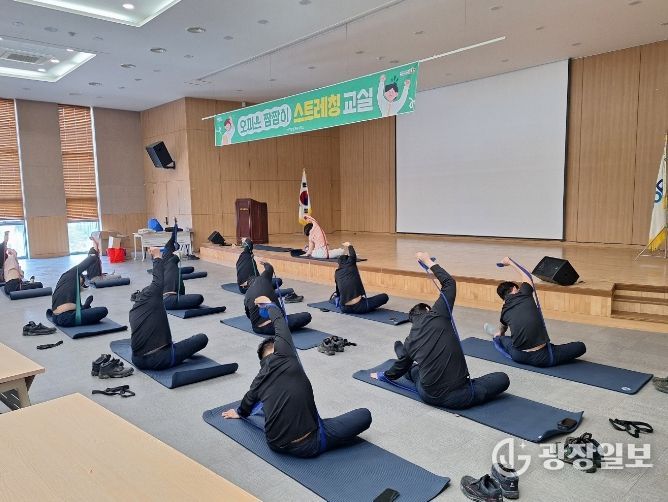 지난 8일 에코프로 머티리얼즈 근로자 대상 스트레칭 교실 운영