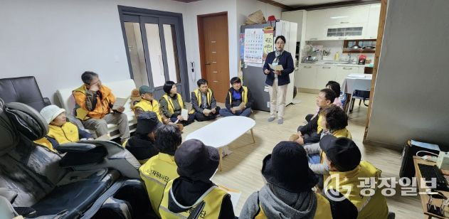 지속가능한 봉사활동을 위한 단원들 간 의견나눔의 시간을 가짐