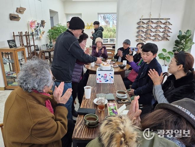 종화지구 거점시설인 쫑포몬당마을카페에서 주민들이 전통차와 다과를 즐기고 있다