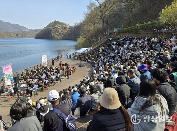 생거진천문화재단 기획 무대(군립교햑안단 공연)