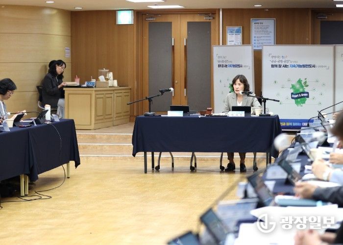 최혜민 광명시장 권한대행(부시장)이 15일 시청 대회의실에서 열린 '2050 탄소중립녹색성장위원회 제1차 정기회의'를 주재하고 있다.