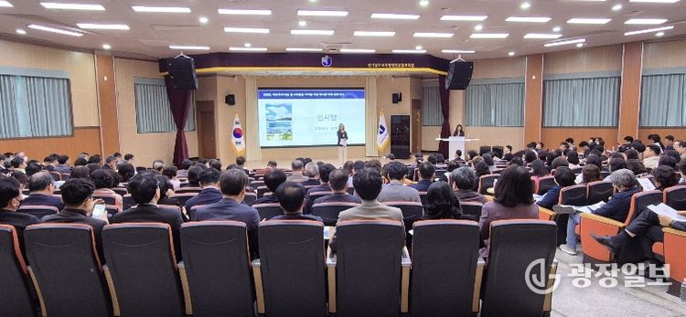 14일 전남교육청창의융합교육원 ‘학교폭력 대응 및 교육활동 보호를 위한 학교장 역량 강화 연수’가 진행되고 있다.