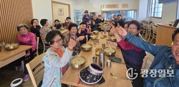 밀양시 부북면 소재 순이네칼국수에서 지역 어르신들이 칼국수를 드시며 담소를 나누고 있다.