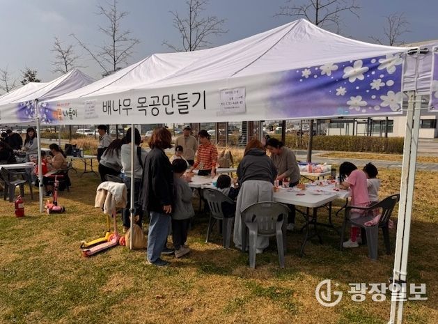 평택시, 함박산중앙공원 배꽃 나들이에서 목재 체험 부스 운영